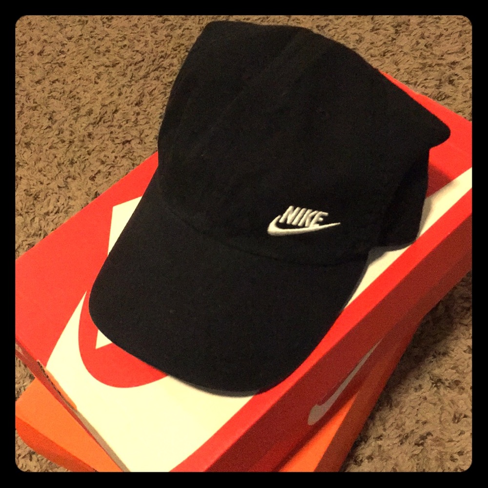 Women’s black nike hat